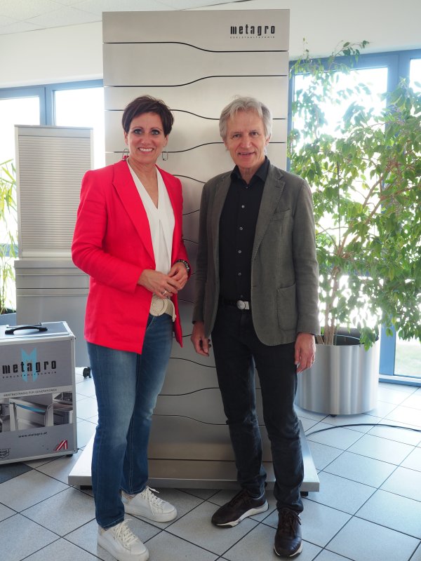 Neue Vorständin Gerlinde Tröstl-Katinger gemeinsam langjährigem ehemaligen Vorstand Wolfgang Schindlecker