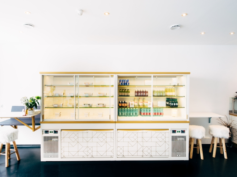 Steckerfertige Kühlung mit aufgesetzter Vitrine (gekühlt) made by Metagro inklusiver farblicher Umsetzung des Corporate Designs von Miss Maki