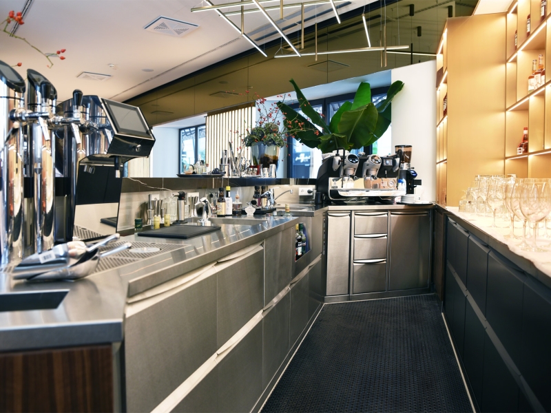 Seitenansicht von U-förmiger Bar mit Edelstahlverbauten (kompakte Ausführung mit allen Details auf engstem Raum)