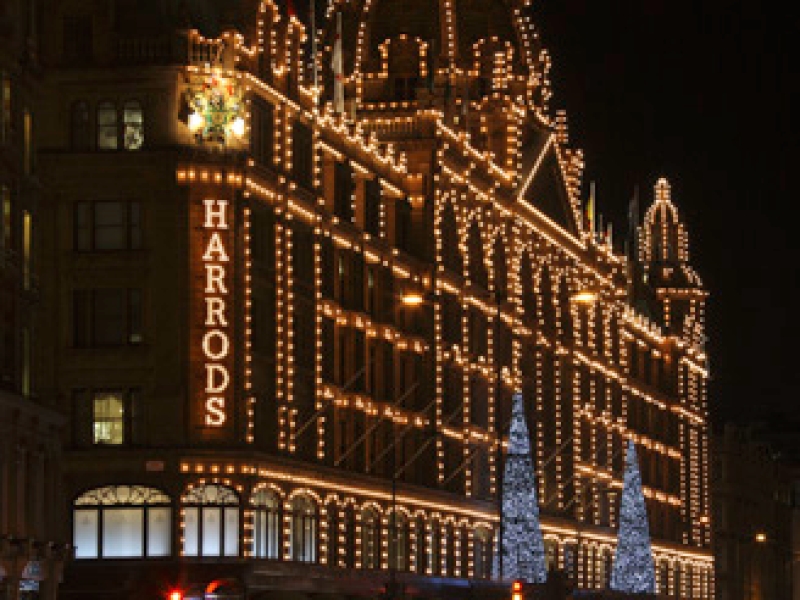 Das Kaufhaus Harrods bei Nacht mit Beleuchtung