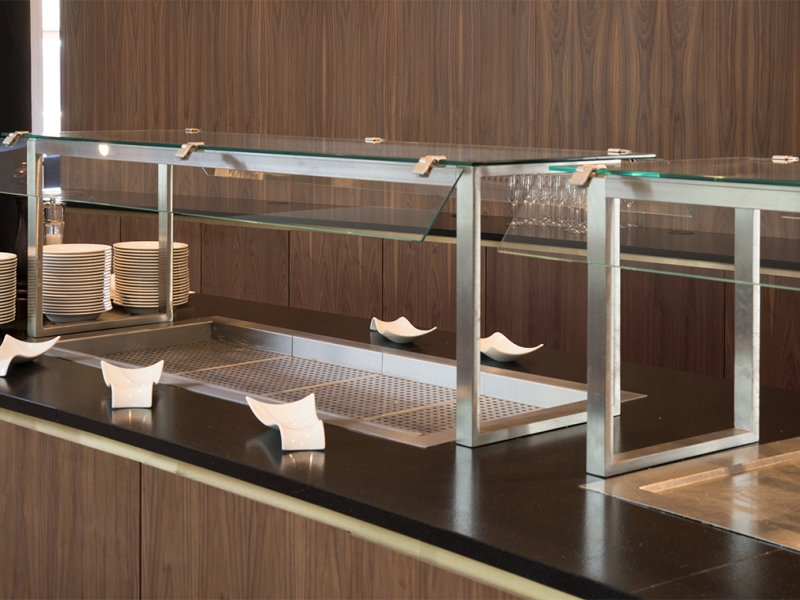 Buffet-Station mit einhängbarer Kühlwanne mit Auflagewand in Steinplatte + Edelstahl-Aufsatz mit Glasabdeckung und Hustenschutz