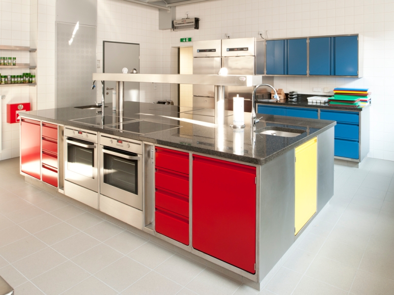 Kochinsel mit gezielter Farbverwendung durch Pulverbeschichtung für einfaches Auffinden von Kochutensilien