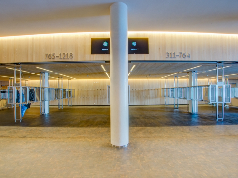 Garderobensystem inklusive Schließfächer in Edelstahl im Konzerthaus Stavanger (Ansicht 2)