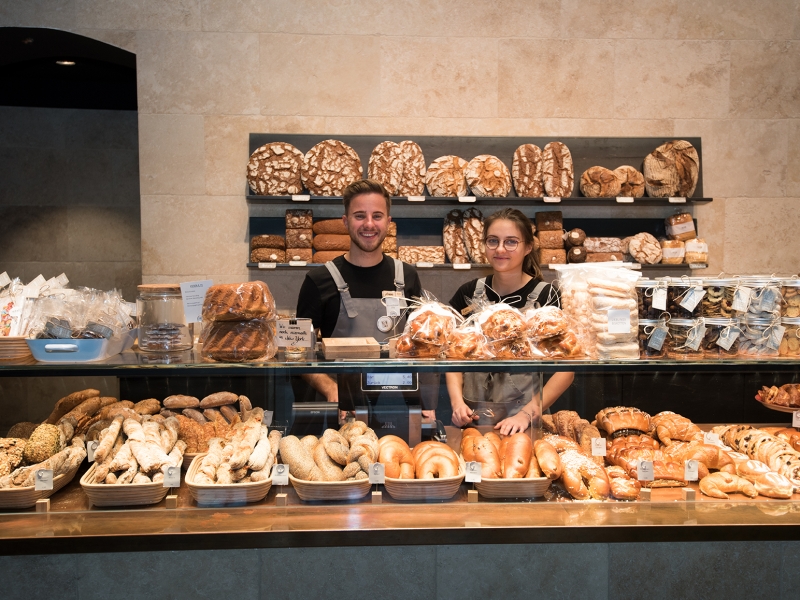 Bäckerei/Theke mit Glasaufsatz und Kupfer-Abdeckung (Oberfläche bereits patiniert)