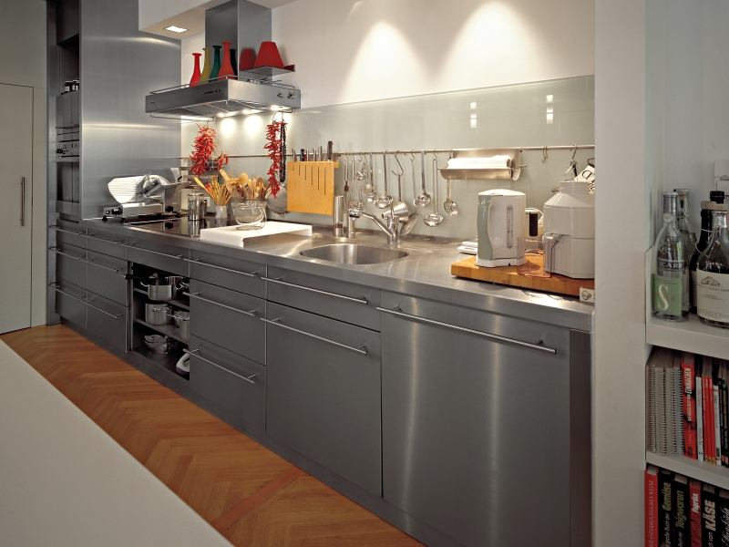 Edelstahlküche für Haushalt in klassischem Stil mit länglichen Griffen