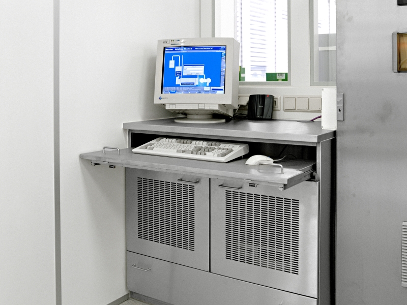 Pharma-Möbel in Edelstahl mit perforierten Flügeltüren und ausgefahrenem Sonderauszug für Tastatur und Maus