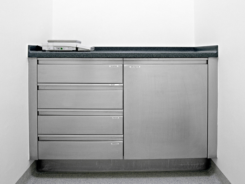 An Nische angepasster Laborverbau (auf Arbeitsplatte in Koriann; Unterbau in Edelstahl)