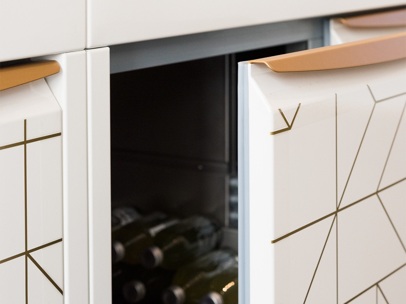 Geöffnete Getränke-Kühllade mit gold lackierter/beschichteter Hygiene-Griffleiste (Swingline)