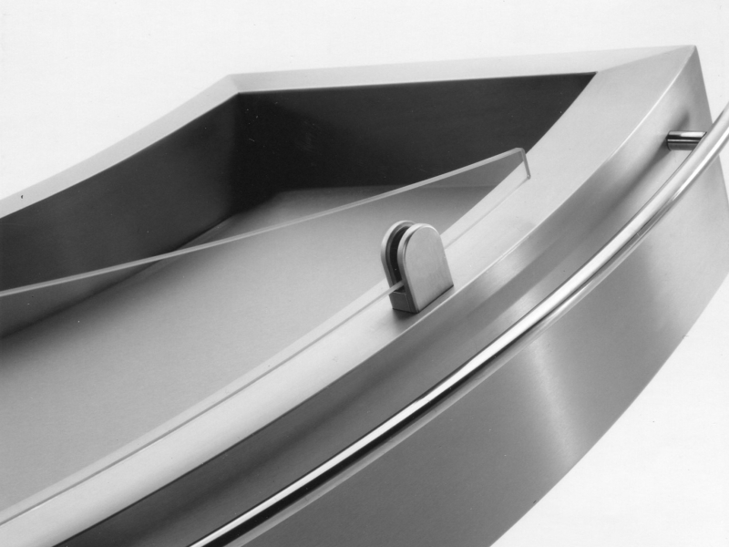 Detail-Aufnahme von fugenlos geschweißter Präsentations-Kühlvitrine