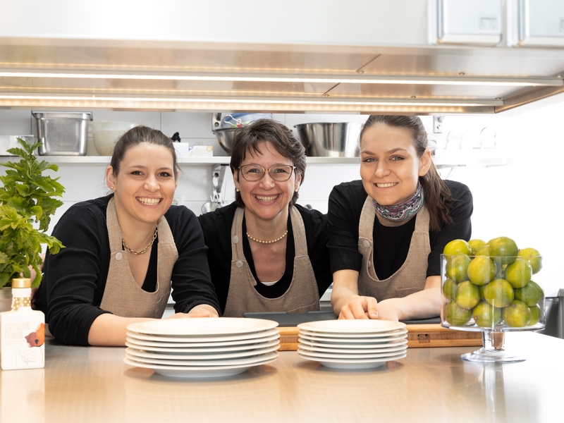 Die Schwertführerinnen in ihrer neuen Metagro Küche