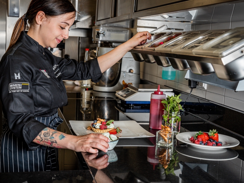 Anrichten in der Patisserie mit ergonomisch anpassbarer GN-Schalen-Halterung für die Zutaten