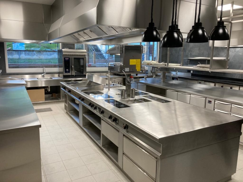 Großküche in Edelstahl mit Möbeln von Metagro und Herd von Menüsystem