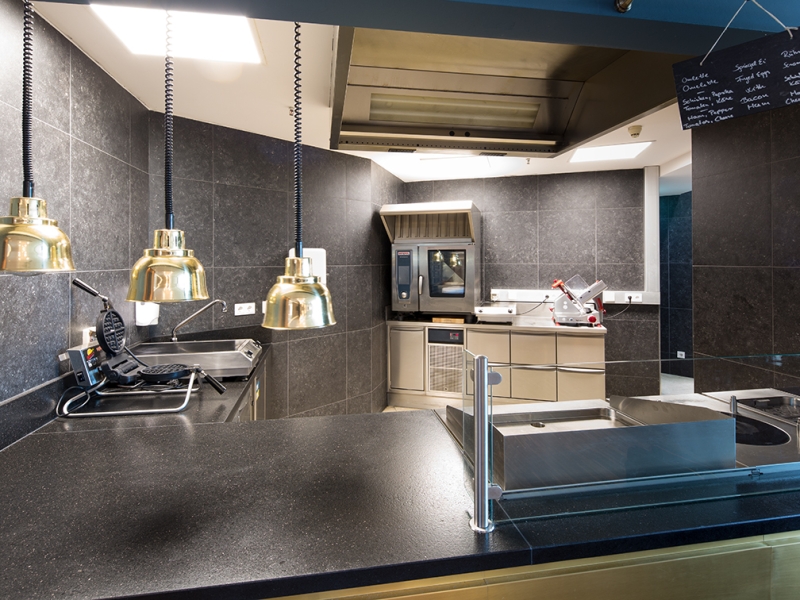 Aufnahme aus Sicht des Gastes in Großküche/Speiseausgabe