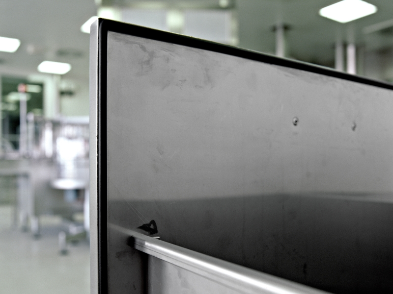 Detail-Aufnahme von geöffneter Lade mit Sicht auf die integrierte Gummidichtung (um den Ladeninhalt staubfrei zu halten)