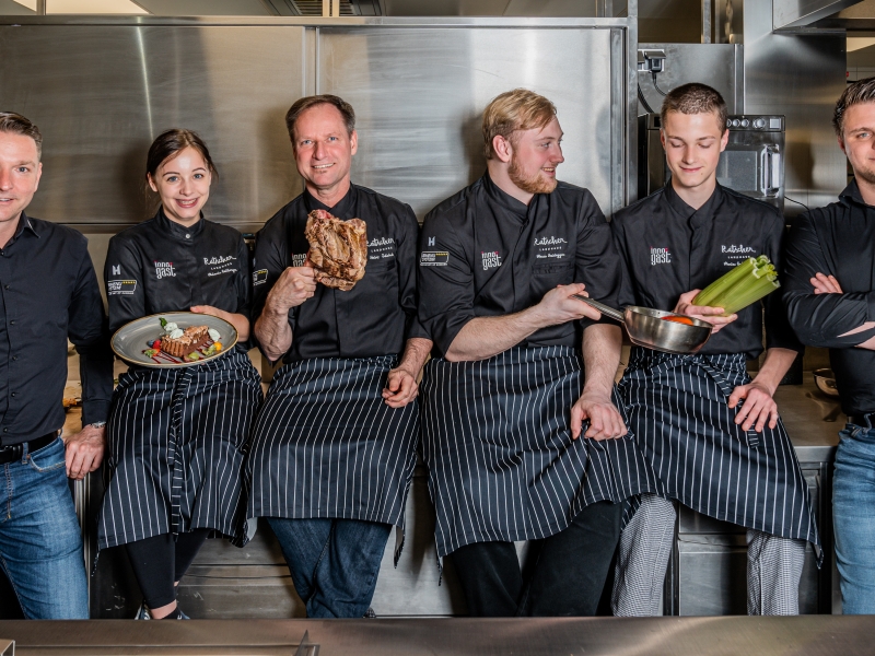 Das Küchenteam vom Ratscher Landhaus in ihrer neuen Küche mit den beiden Innogast-Geschäftsführern Martin Palz und Patrick Pail