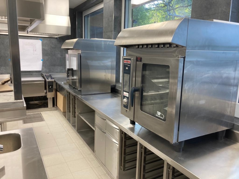 Wandzeile mit Kombidämpfern auf Fensterseite der Küche