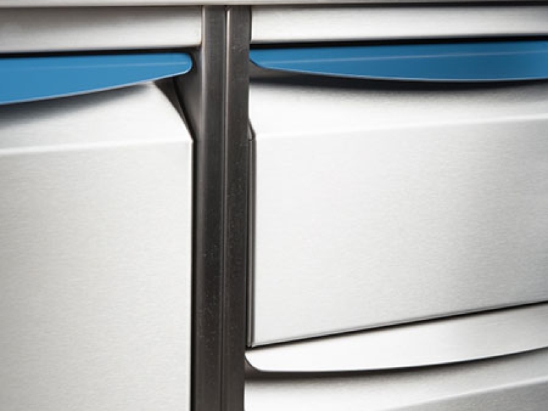 Detailaufnahme von Großküchen-Möbel mit Hygiene-Griffleiste