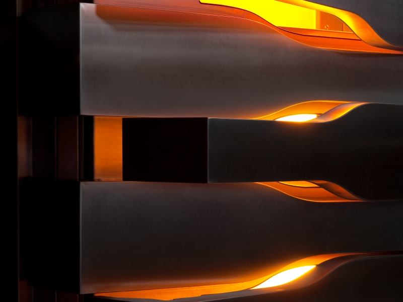 Champagner-Kühlschrank in Edelstahl mit gegengleich öffnenden Designtüren (orange Beleuchtung inklusive)