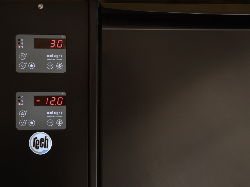 Detail-Aufnahme von 2x Digitalregler in Schalterblende (schwarz pulverbeschichtet)