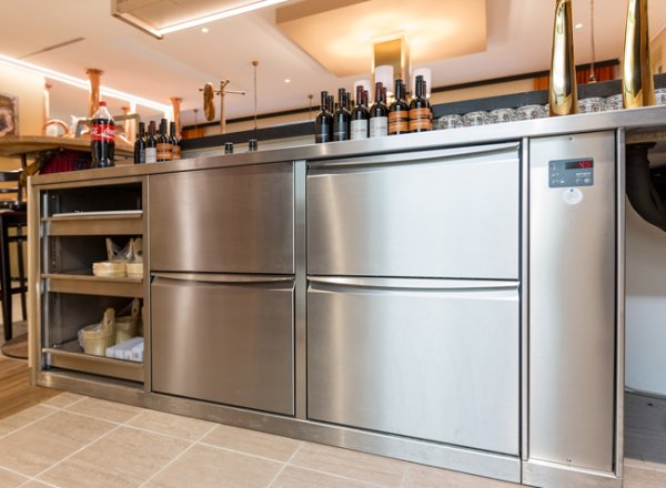 Bar-Verbau mit Arbeitsschrank mit drei Korbauszügen und Getränkekühlung