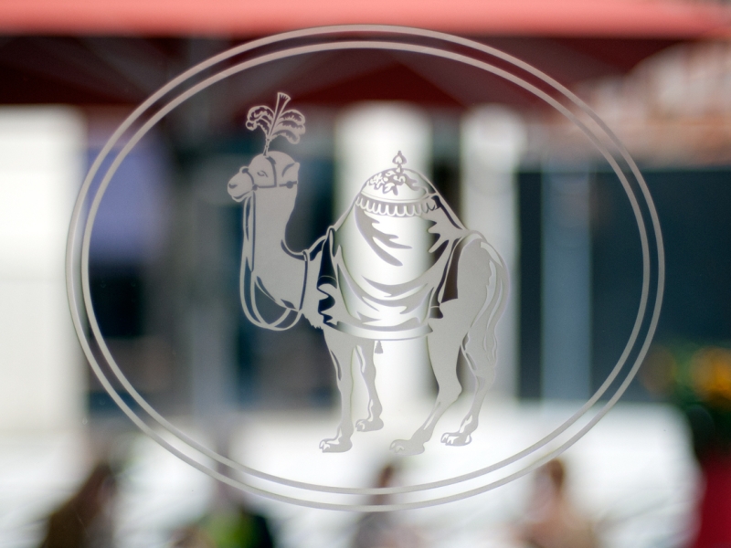 Logo des Lokals "Zum schwarzen Kameel" in Glas satiniert