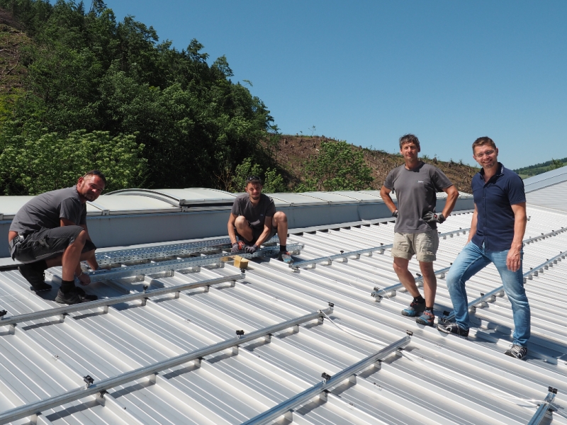 Montage der PV-Anlage: Produktionsleiter Matthias Uhrfahrer mit Projektpartner EP:Farcher