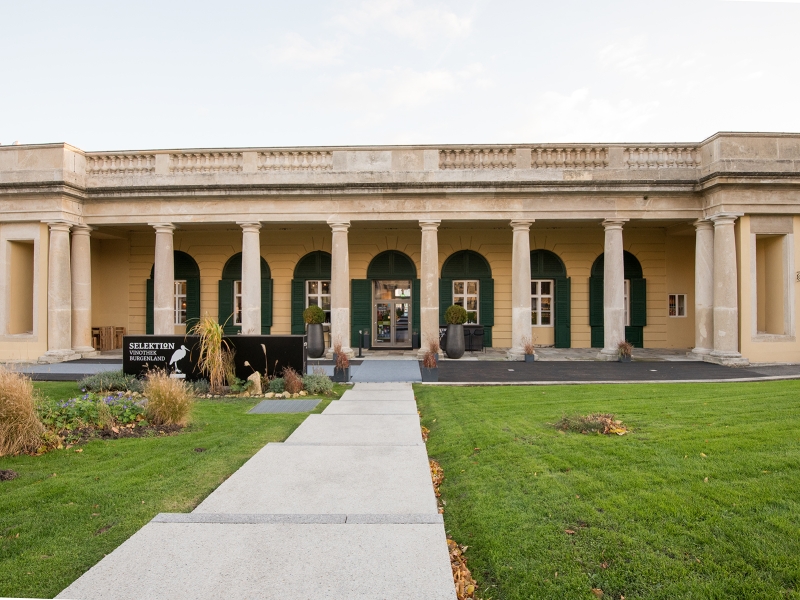 Außenaufnahme der Seletkion Vinothek Burgenland am Esterházyplatz in Eisenstadt