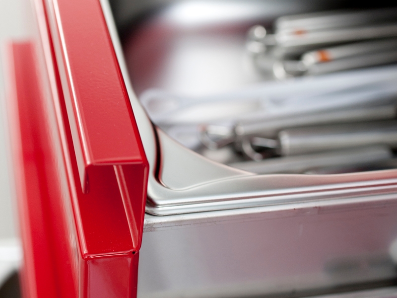 GN-Lade mit rot pulverbeschichteter Ladenfront