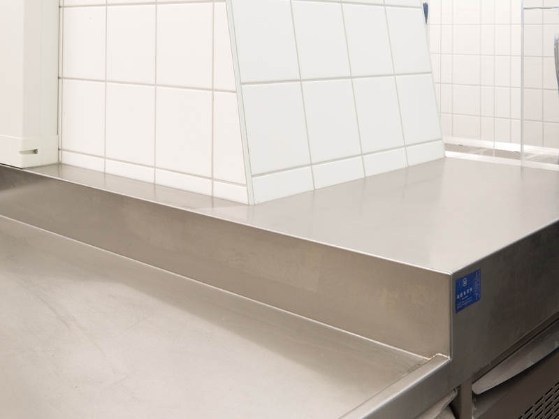 Fugenlos gekantete und geschweißte Ausführung einer Abstufung in der Arbeitsfläche (Edelstahl)