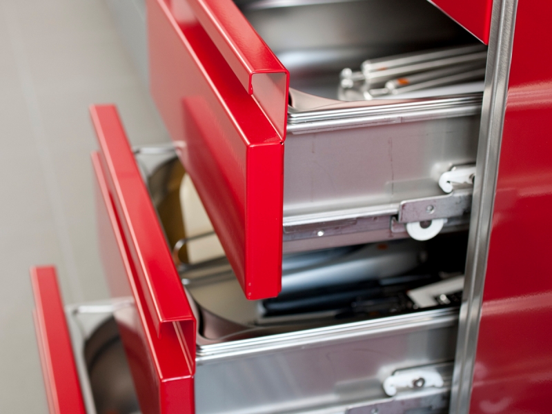 GN-Arbeitsschrank mit vier Laden (die Ladenblenden/-Fronten sind in rot pulverbeschichtet)