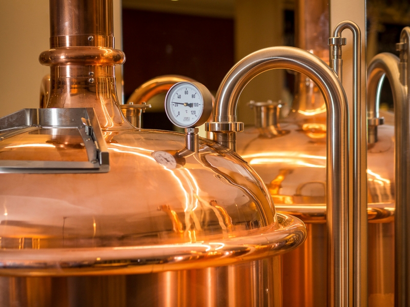 Detil-Aufnahme von Brauanlage inklusive Klappöffnung und Manometer