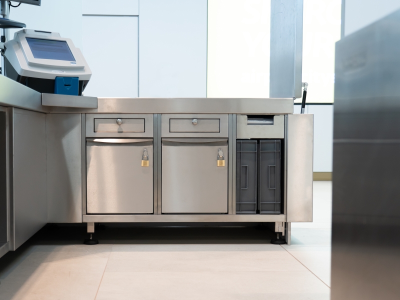 Edelstahl-Möbel für Nachkontrolle inklusive Einbauten für gesicherte Aufbewahrung von gefährlichen Gütern (z.B. Messer, Schere, etc.)