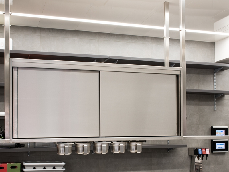 Von der Decke abgehängter Edelstahl-Wandhängeschrank mit integrierten Gewürzschütten für effizientes Arbeiten in der Küche